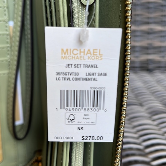 Michael Kors Jet Set Travel Large Travel CONTINENTAL 
Light Sage - Picture 15 of 16